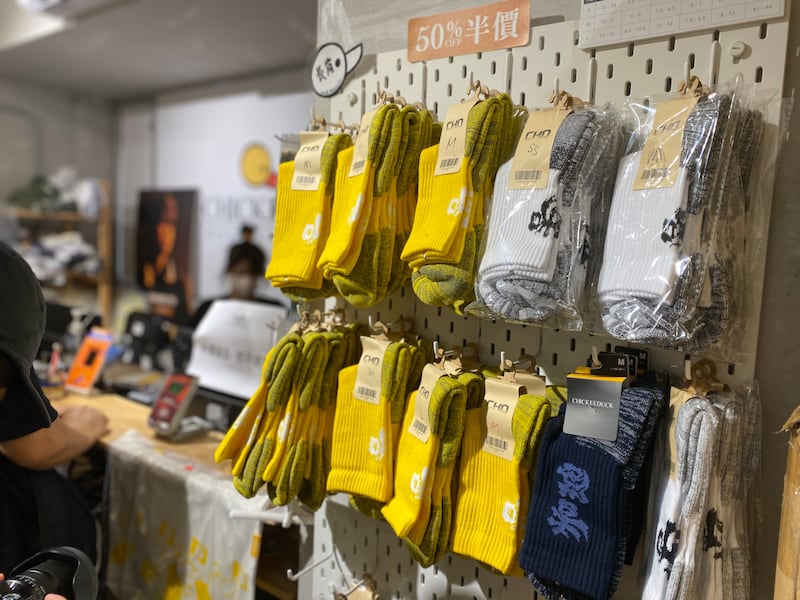 印有「香港加油」的商品大受歡迎。（董舒悅 攝）