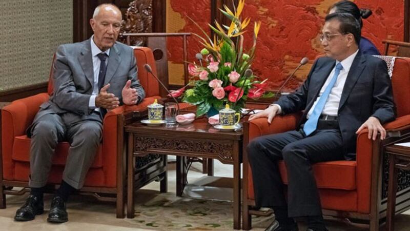 Francis Gurry (L), director general of the World Intellectual Property Organization, talks to China's Premier Li Keqiang (R) during a meeting in Beijing, Aug. 28, 2018.